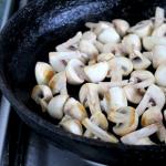 Kuřecí prsa s houbami ve smetanové omáčce: recept, tajemství vaření