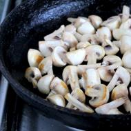 Pileća prsa s gljivama u kremastom umaku: recept, tajne kuhanja