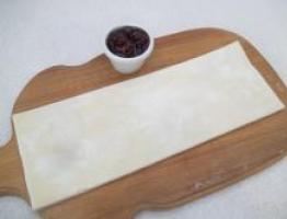 Puffs of yeast-free puff pastry with jam